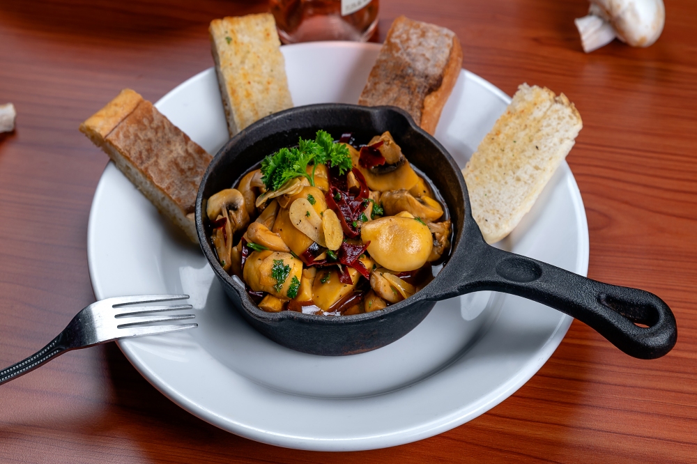 Champiñones al Ajillo